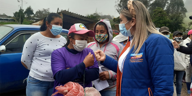 Gobierno departamental entregó cerca de 1.700 gallinas para fortalecer proyectos productivos de mujeres