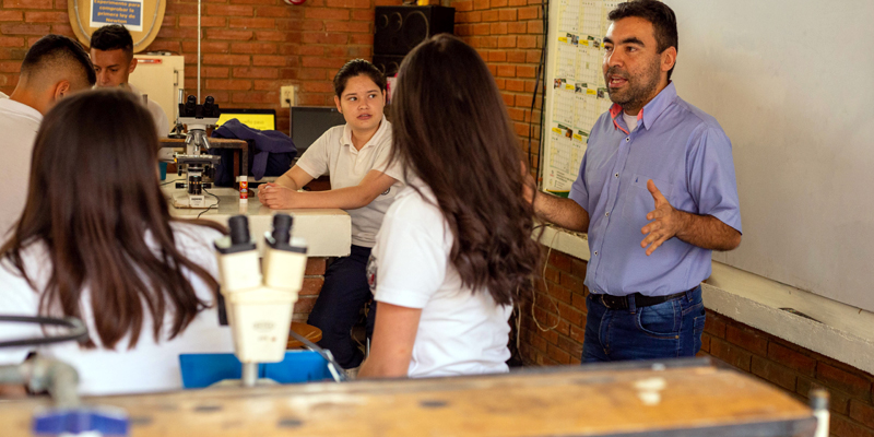 Maestro cundinamarqués gana el V Premio Nacional al Docente BBVA


























